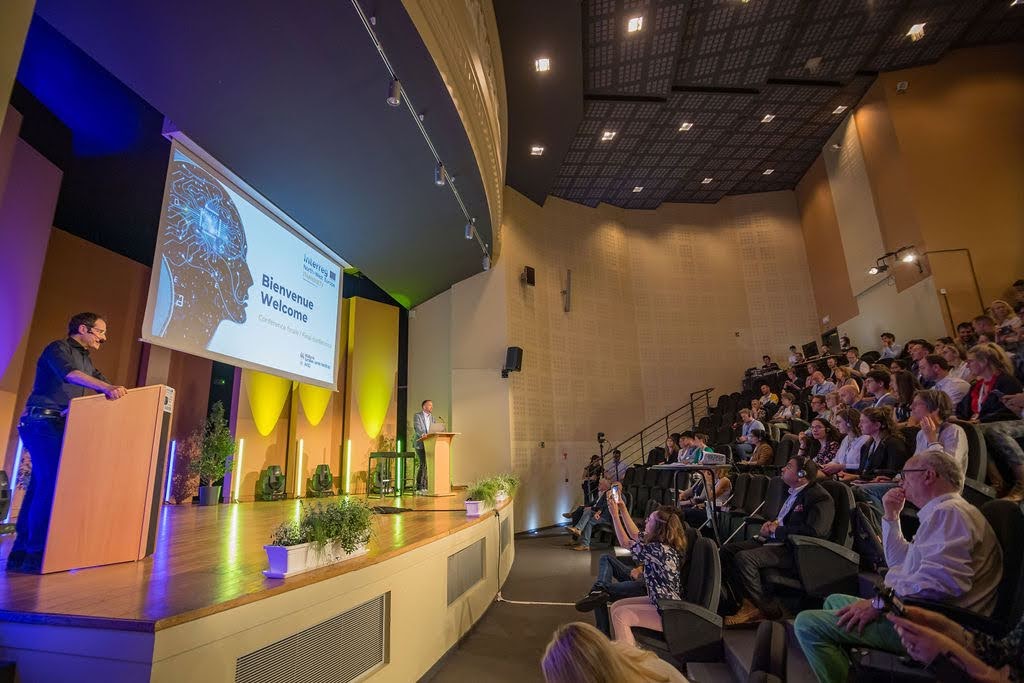 deux personnes face à la mer